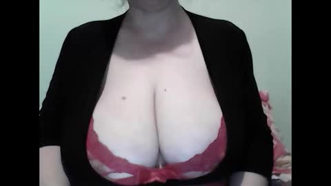Snapshot of cutejessytom chatting on January 19, 9:33 am Jessy online show from January 19, 9:33 am