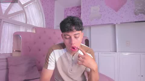 cutenaked_ online show from December 17, 1:28 pm