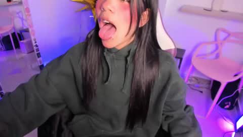  - independent model online show from November 5, 12:38 pm