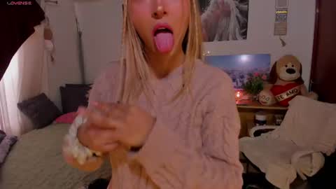 Snapshot of cuteweed420 chatting on June 25, 9:30 pm cuteweed420 online show from June 25, 9:30 pm