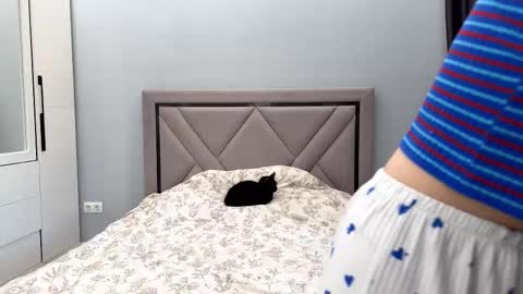 Snapshot of cwenecollins chatting on February 25, 7:51 am Akemi online show from February 25, 7:51 am