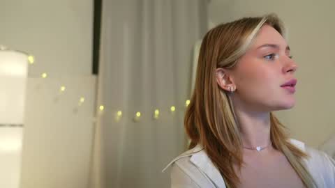 Snapshot of cyberheart_ chatting on December 2, 6:32 pm EMILY online show from December 2, 6:32 pm