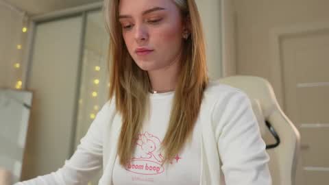 Snapshot of cyberheart_ chatting on January 6, 4:34 pm EMILY online show from January 6, 4:34 pm