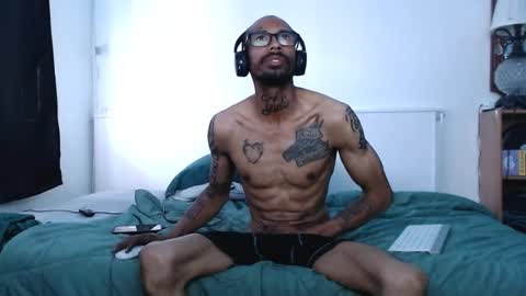 Snapshot of cyrusveal3 chatting on July 23, 10:29 pm SkinnyTattedGuy online show from July 23, 10:29 pm