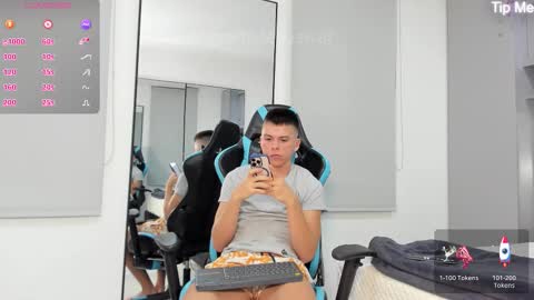 Snapshot of daddyrich4u chatting on October 15, 12:33 am daddyrich4u online show from October 15, 12:33 am