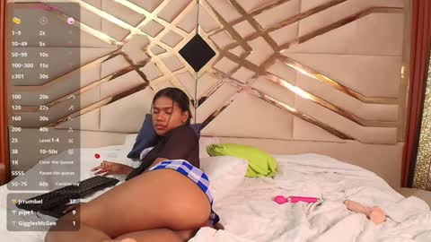 Snapshot of daddysneakinme chatting on January 27, 8:17 pm Anny online show from January 27, 8:17 pm