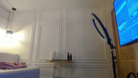 dafne_hillss online show from February 9, 11:25 am