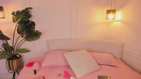 dafne_hillss online show from February 12, 11:38 am