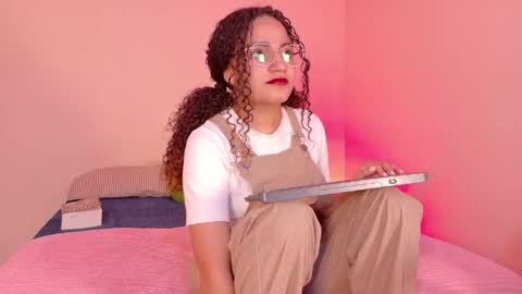 Snapshot of dahliabrowniee chatting on June 8, 6:36 am Dahli online show from June 8, 6:36 am