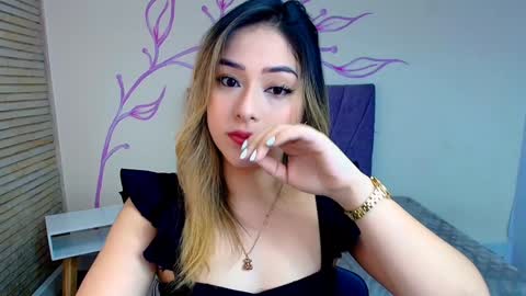 Snapshot of dahliamoore chatting on December 18, 12:18 pm Dahlia online show from December 18, 12:18 pm