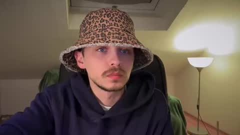 Snapshot of daimon_hall chatting on March 9, 8:52 pm Daimon online show from March 9, 8:52 pm