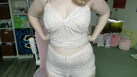 Snapshot of daisy_dollxo chatting on April 19, 6:21 pm Daisy online show from April 19, 6:21 pm