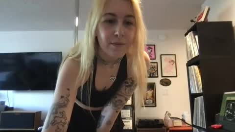 Snapshot of daisymynx chatting on April 4, 11:02 pm daisymynx online show from April 4, 11:02 pm