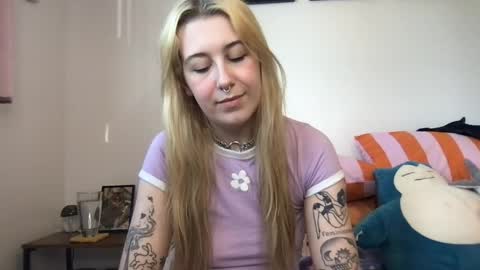 Snapshot of daisymynx chatting on April 16, 1:06 am daisymynx online show from April 16, 1:06 am