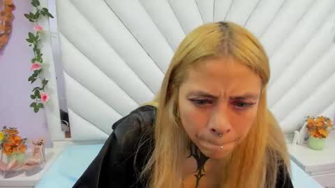 Snapshot of dakota_angell_ chatting on February 5, 3:00 am Dakota online show from February 5, 3:00 am