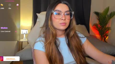 dakottaa__ online show from April 4, 11:35 pm
