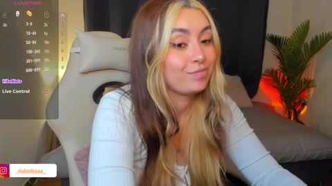 dakottaa__ online show from May 16, 12:18 am