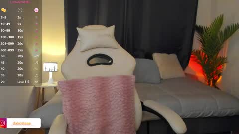 dakottaa__ online show from May 22, 12:18 am