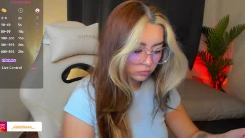 dakottaa__ online show from May 23, 12:05 am