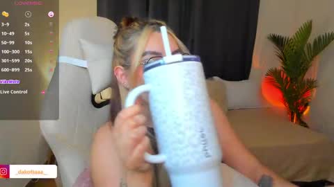 dakottaa__ online show from May 27, 1:57 am
