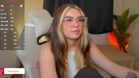 dakottaa__ online show from May 29, 12:52 am