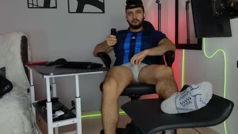 Snapshot of damian_buck chatting on February 12, 4:18 am Jaxon online show from February 12, 4:18 am