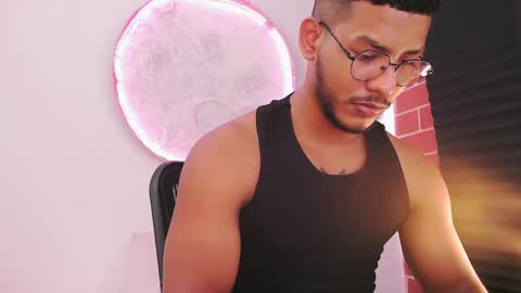 Snapshot of damiann_rees chatting on December 17, 2:11 pm instagram damiannreed. online show from December 17, 2:11 pm