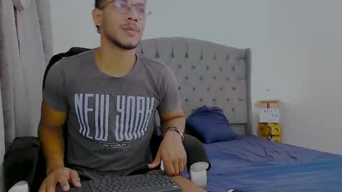 Snapshot of damiann_rees chatting on December 20, 2:29 am instagram damiannreed. online show from December 20, 2:29 am