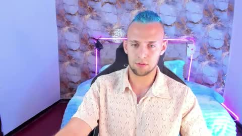 Snapshot of damon_baker0 chatting on March 20, 6:13 pm Damon bakert online show from March 20, 6:13 pm
