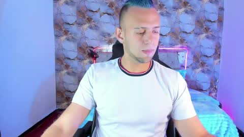 Snapshot of damon_baker0 chatting on April 22, 2:51 pm Damon bakert online show from April 22, 2:51 pm