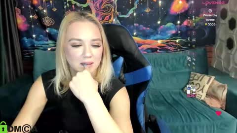 Snapshot of dances_queen chatting on January 12, 7:35 am dances_queen online show from January 12, 7:35 am