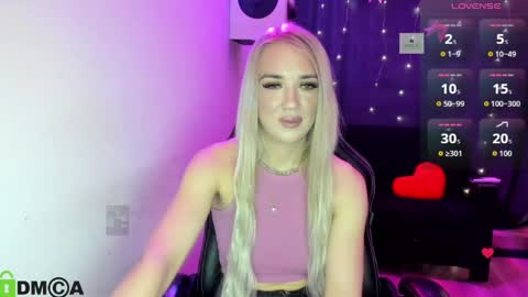 Snapshot of dances_queen chatting on April 28, 7:02 am dances_queen online show from April 28, 7:02 am