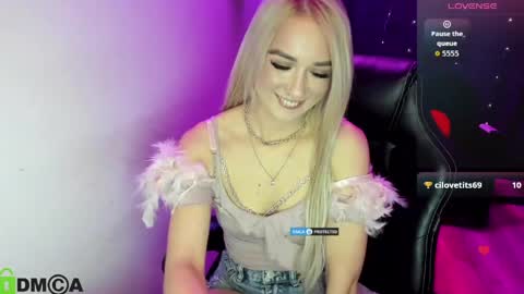 Snapshot of dances_queen chatting on May 2, 7:24 am dances_queen online show from May 2, 7:24 am