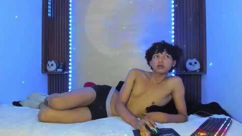 Snapshot of dandywolf_ chatting on December 7, 11:45 pm Dandy wolf online show from December 7, 11:45 pm