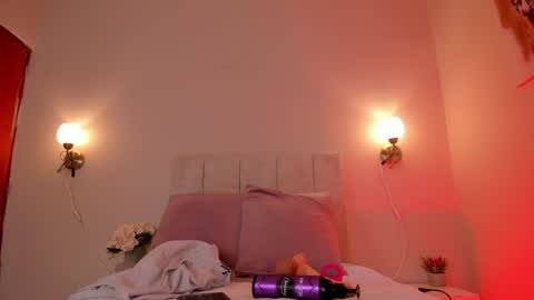 Snapshot of dani_skinny_ chatting on January 7, 5:42 pm Hi I am Dani online show from January 7, 5:42 pm