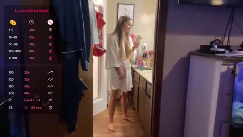 Snapshot of danidragon69 chatting on December 19, 7:40 am Dani Dragon online show from December 19, 7:40 am