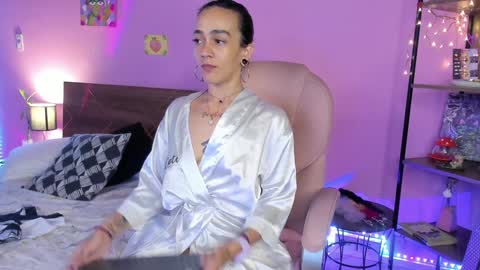 Snapshot of danna__castle chatting on February 5, 8:00 am Dannacastle online show from February 5, 8:00 am