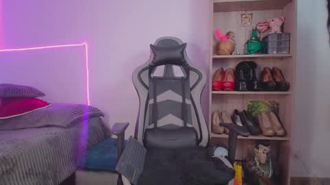 Snapshot of danna_bella2 chatting on February 13, 6:37 pm danna isabella online show from February 13, 6:37 pm