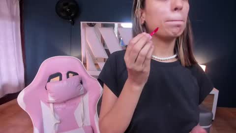 Snapshot of danna_petiite chatting on May 22, 7:08 pm danna online show from May 22, 7:08 pm
