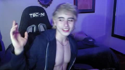 Snapshot of danteobscuro chatting on November 18, 11:15 pm danteobscuro online show from November 18, 11:15 pm