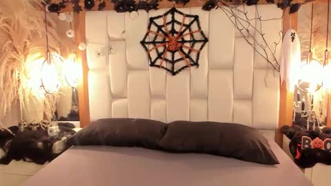 daphne_and_roger online show from October 31, 11:00 am