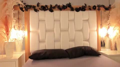 daphne_and_roger online show from November 12, 11:10 am