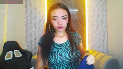 Snapshot of daphne_nicole_b chatting on July 1, 12:56 am daphne_nicole_b online show from July 1, 12:56 am