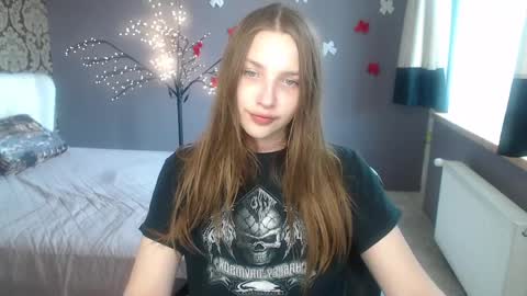Snapshot of dariaangels chatting on April 4, 11:51 am dariaangels online show from April 4, 11:51 am