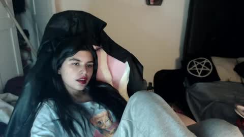 Snapshot of dark_angel_66 chatting on February 10, 12:52 am Moony online show from February 10, 12:52 am