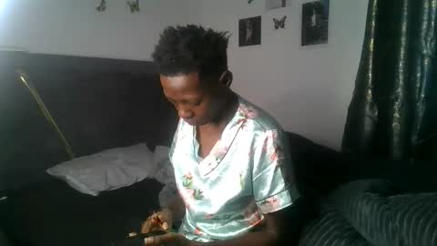 dark_mellanin online show from May 28, 8:33 am