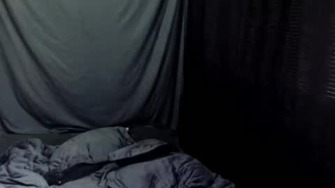 Snapshot of darling_and_dante chatting on January 2, 3:29 pm darling_and_dante online show from January 2, 3:29 pm