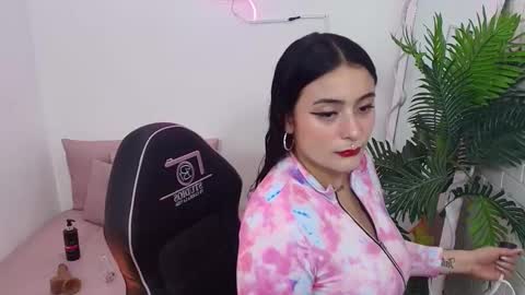 Snapshot of darling_tay chatting on October 1, 3:01 am Darling online show from October 1, 3:01 am