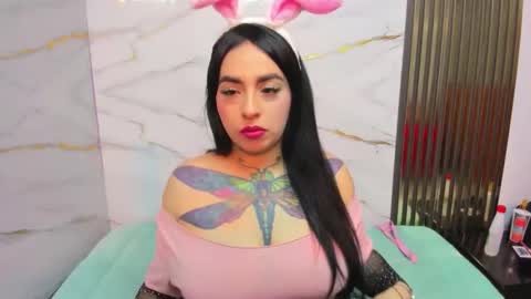 dashamiller_ online show from November 27, 12:40 pm