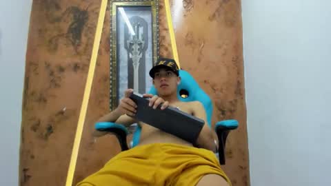 Snapshot of david_bigcock20 chatting on February 5, 7:51 pm david_bigcock20 online show from February 5, 7:51 pm